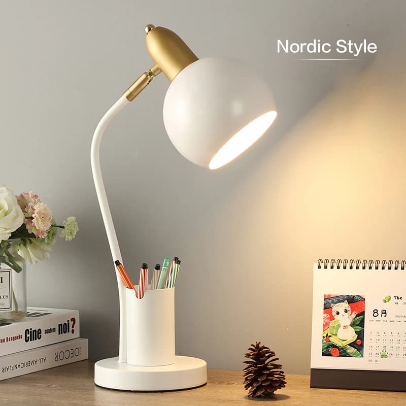 Nordic Iron Art LED moda semplice lampada da scrivania protezione degli occhi dimmer portapenne in metallo lampada da tavolo soggiorno camera da letto decorazioni per la casa