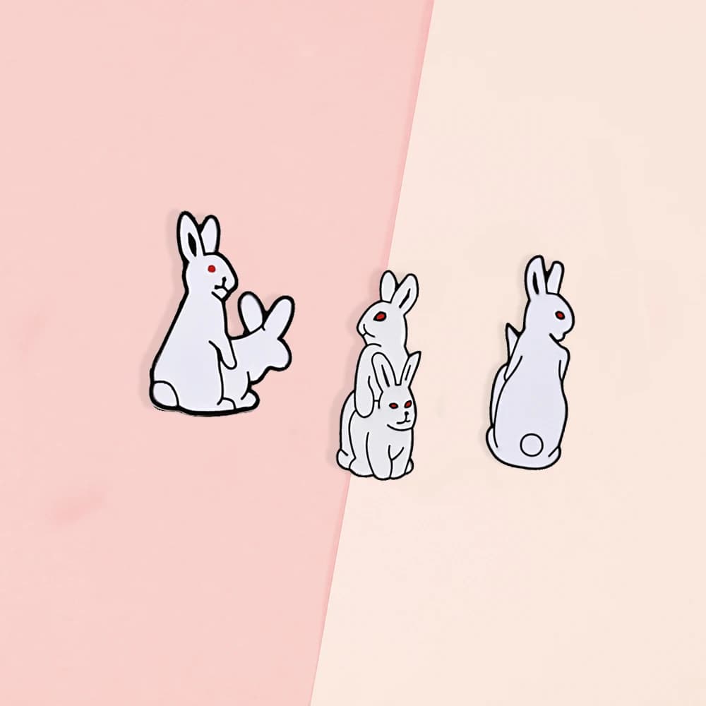 Spilla coniglio bianco Cartoon Animal Badge Hat Bag spilla smaltata per donna uomo Funny Fashion Evil Bunny Lovers accessori per gioielli