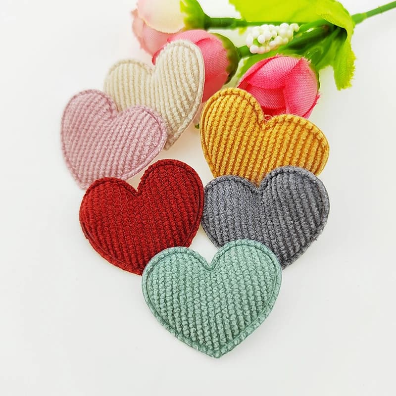 100 Pz/lotto 3.5*3 CM Imbottito Cuore Applique Per Vestiti FAI DA TE Cappello Ornamento Copricapi Pinze Accessori