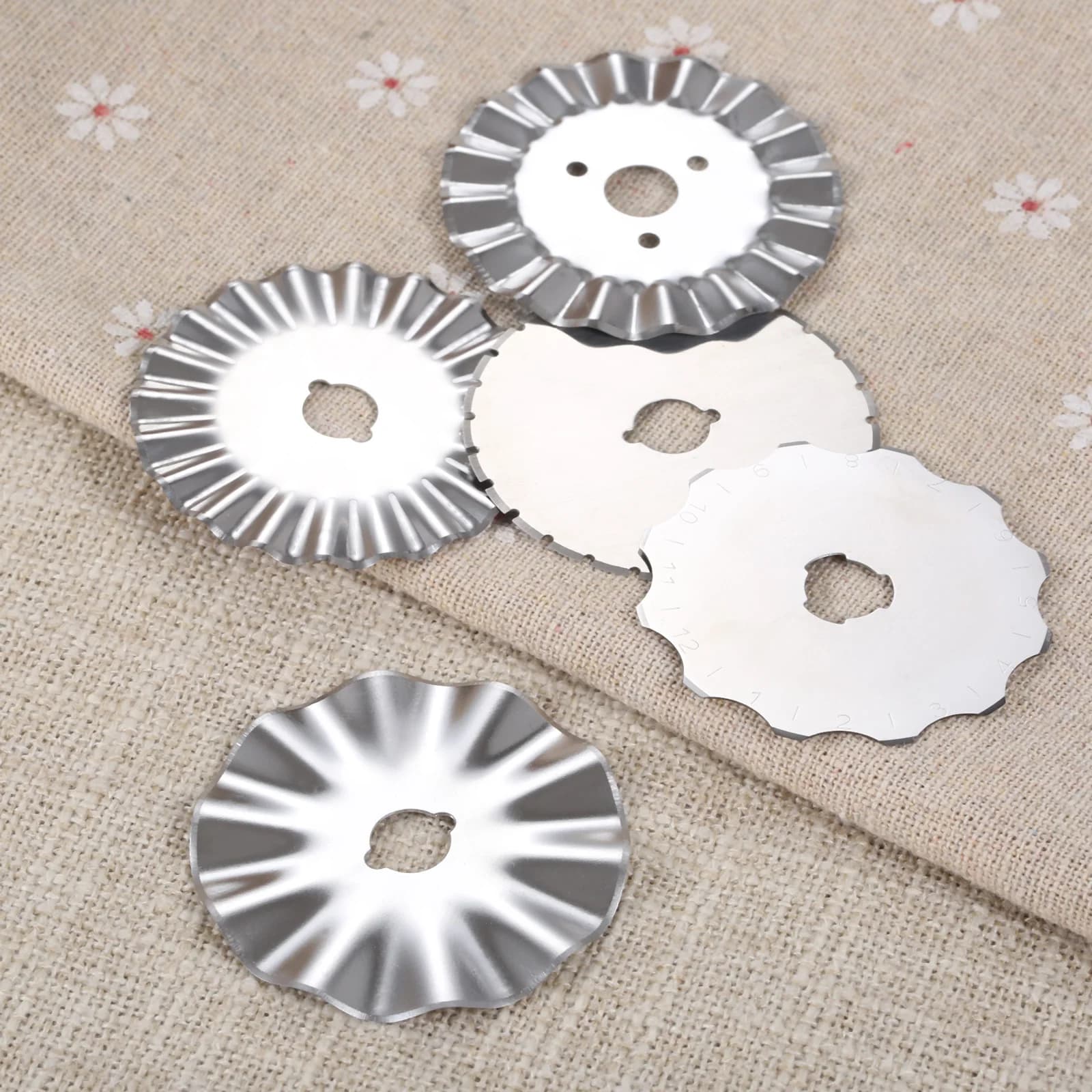 1pc Lama da taglio rotativa 45mm Sostituzione ingranaggi in acciaio Circolare/Onda/Coltello per saltare Trapunta/Strumento da taglio adatto per carta/pelle/panno/vinile