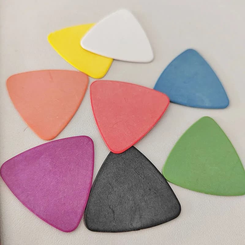 Plettri per chitarra simili a triangolo 1, 100 pezzi, forma a triangolo, vari colori, 0,6 mm, 0,73 mm, 0,88 mm, 1,0 mm, 1,14 mm, Delrin