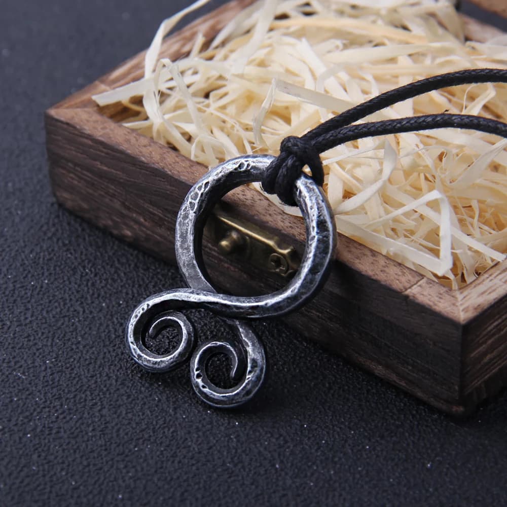Collana con ciondolo Rune Odin vichingo Color ferro con catena in acciaio inossidabile come regalo da uomo con scatola di legno