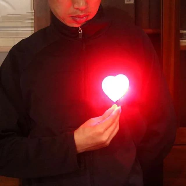 Cuore di luce (colore rosso) Trucchi magici che apariscono l'illuminazione Palcoscenico Primo piano Puntelli per trucco per feste Accessori per comici adorabili G8116