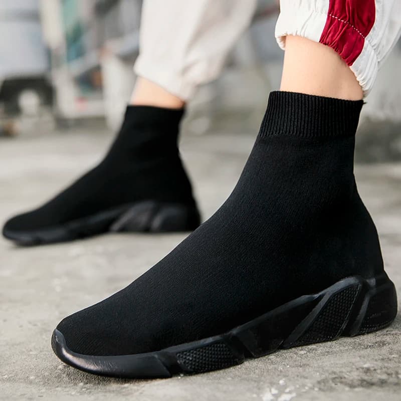 2025 Scarpe da ginnastica primaverili da uomo Scarpe casual slip-on nere non in pelle Calzature alte senza lacci Scarpe con calzino leggero Moda unisex