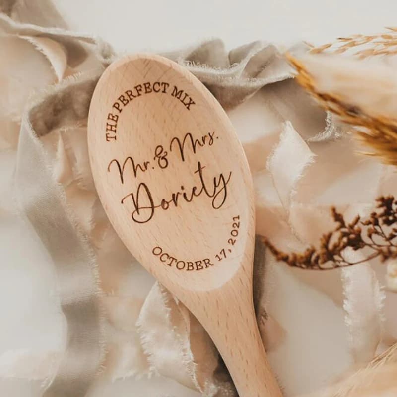 Il perfetto cucchiaio di legno del signor e della signora, regalo di nozze personalizzato con ultimo nome, cucchiaio di legno inciso al laser, regalo per addio al nubilato