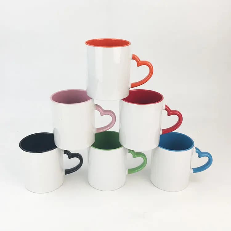 Tipo di manico a cuore in ceramica vuota da 350ML e 12 once per sublimazione senza immagine superficie bianca