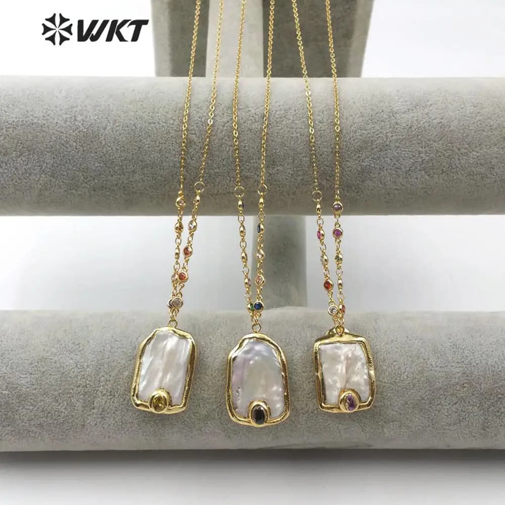 WT-MN956 Collana di perle d'acqua dolce naturali con pendente rettangolare a catena con zirconi cubici con collana a catena elettrolitica in oro