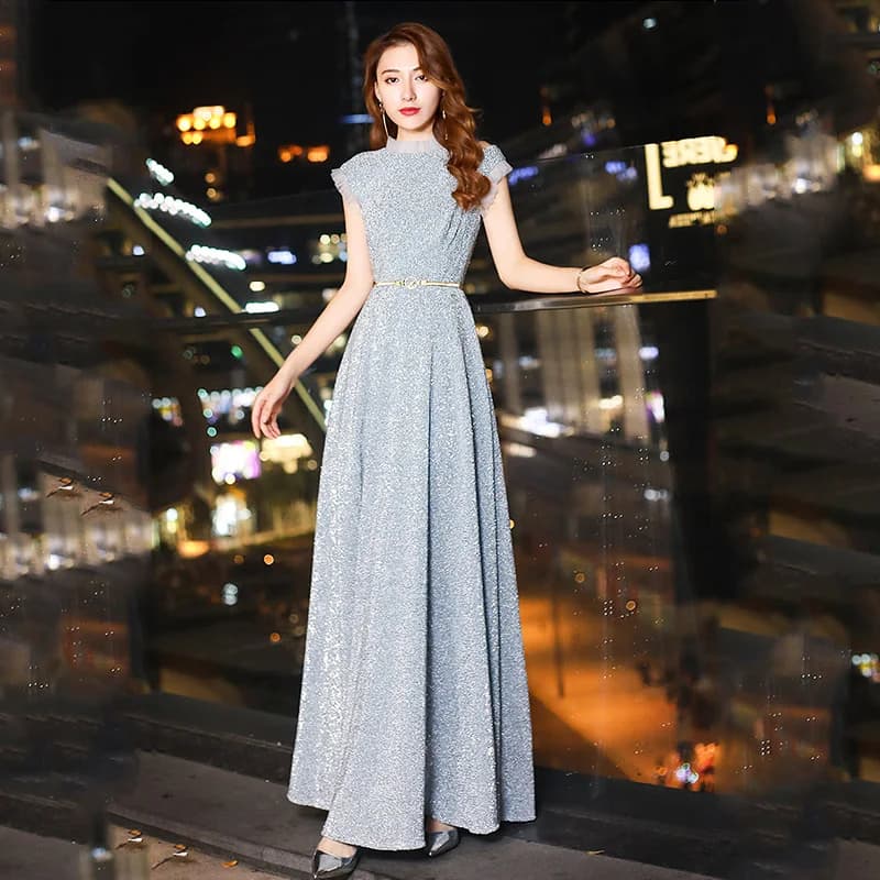 Si tratta di Yiiya Abito da sera personalizzato Paillettes blu Taglie forti O-Collo Senza maniche Robe De Soiree Lunghezza pavimento Donna Abito formale da festa
