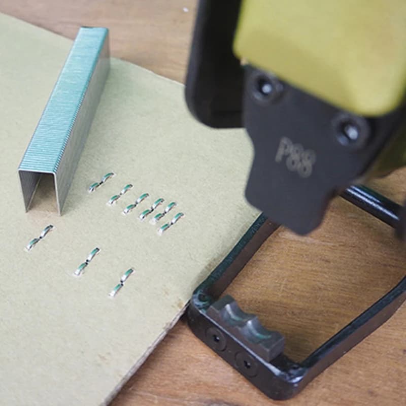 Pistola pneumatica per tappetino P88U Coperta Cuscino Divano Materasso Foglio marrone Codice clip Pistola sparachiodi per tappeti marroni Pistola per guarnizioni marroni