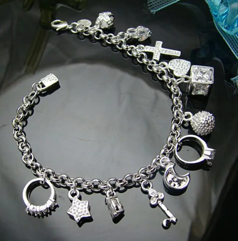 Gioielli alla moda alla moda Bracciale placcato color argento chic Bracciale con ciondolo croce con lucchetto a forma di cuore e luna Bracciale con 13 pendenti