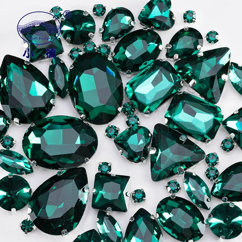 Strass di vetro verde smeraldo per abbigliamento Pietre larghe per abiti con retro piatto Cristallo decorativo Cucire su strass 50 PZ/PACCO S045