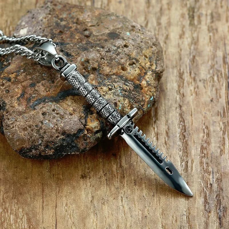 Ciondolo per collana con coltello a pugnale spada soprannaturale per uomo Gioielli da bici maschili in acciaio inossidabile