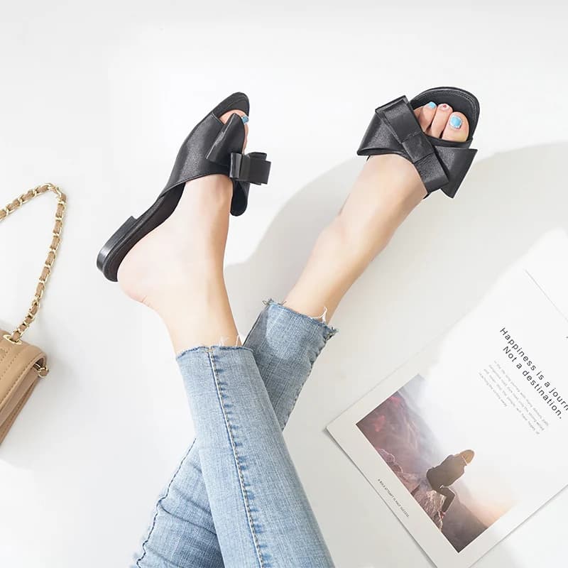 Testa tonda spessa con sandali e pantofole open toe Nuove scarpe da donna estive 2025 Indossa un fiocco con ciabatte piatte