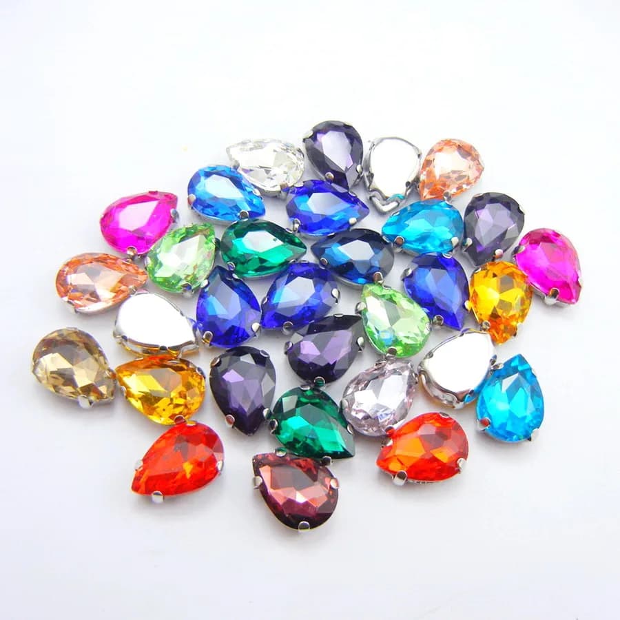 Di Cristallo di vetro colorato artiglio D'argento 7 dimensioni 25 fancy colori water drop teardrop Sew on strass perline di abbigliamento borse scarpe fai da te