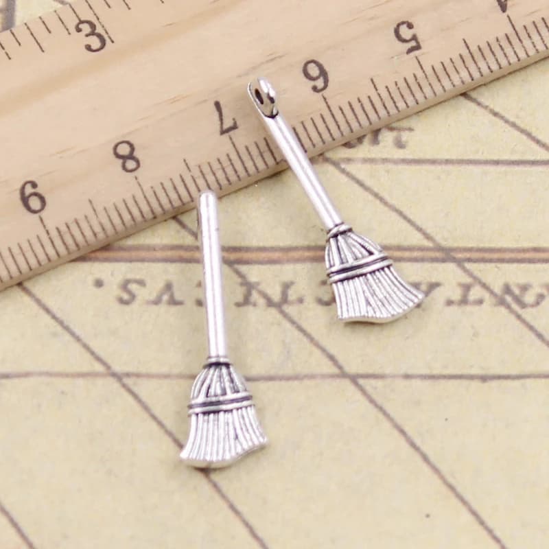 20 pz Charms Beson Broom 27x10mm bronzo tibetano argento pendenti di colore gioielli antichi che fanno mestiere fatto a mano fai da te