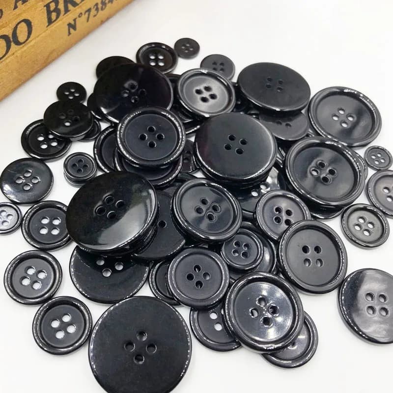 50 pz 11/15/18/20/25/30mm Colore Nero Soprabito Bottone di Plastica 4 fori Cucito Artigianale PT251