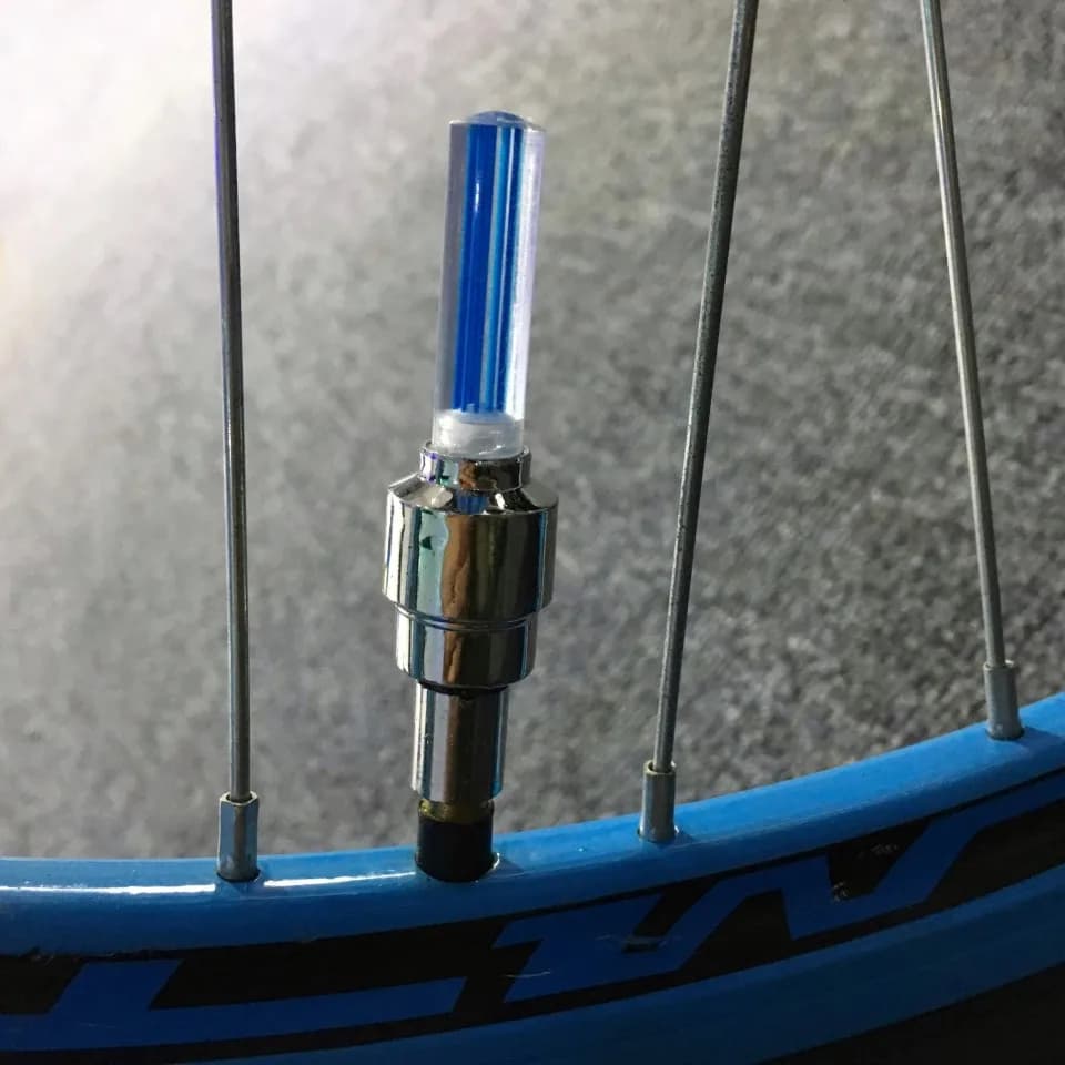 4 pz/lotto luci per biciclette a LED tappi per valvole per pneumatici per ruote accessori per bici raggi per lanterne da ciclismo lampada per bici colore blu verde rosa giallo
