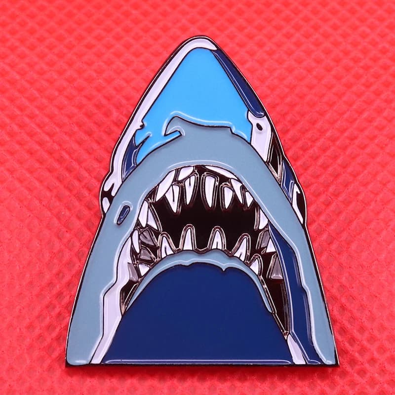 Spilla smaltata di squalo spilla di pesce dell'oceano distintivo di arte horror Stephen Spielberg Jaws pop culture jewelry