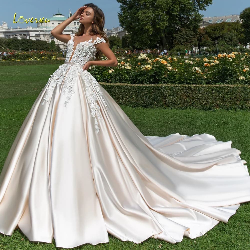 Abito da sposa Loverxu a ball gown con scollo a barchetta e maniche a cappuccio, in pizzo con perline e fiori 3D, in raso opaco, su misura