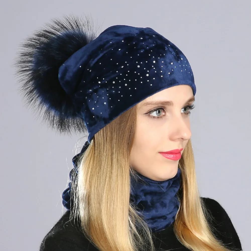Geebro Cappello invernale da donna con pompon e strass, berretto e sciarpe al collo, casual, in velluto, con pompon in pelliccia di procione