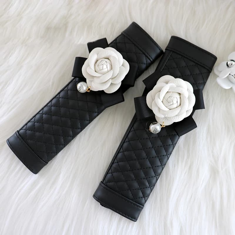 2 pezzi camelia Flower Car Safety Seat Belt Cover Pu Leather Shoulder Pad Car Styling Seatbelt Cover accessori per auto per le donne
