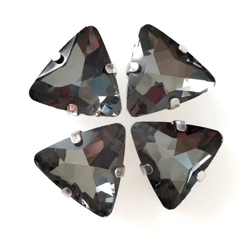 Triangolo grigio in vetro di cristallo da cucire su pietre, strass sciolti con artiglio d'argento 18mm 20 pezzi / borsa Abito da sposa fai da te / Accessori di abbigliamento