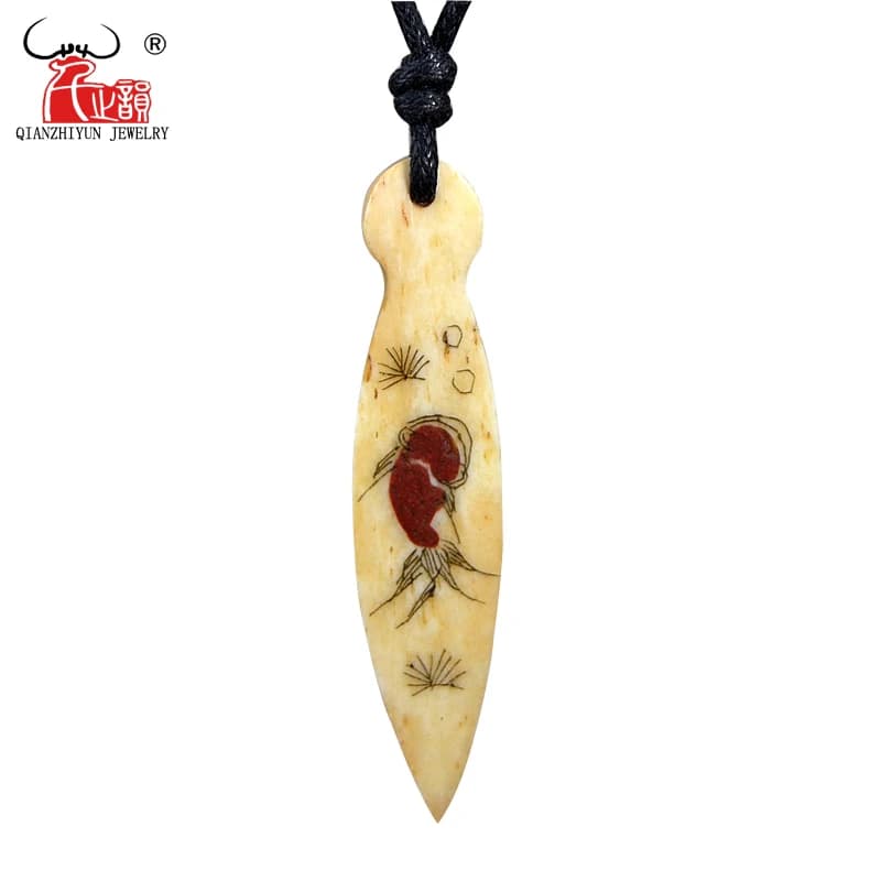 GX092 Vendita calda Zanne in osso di yak collane con ciondolo collana da donna Collana gialla vintage gioielli con pesci rossi intagliati a mano