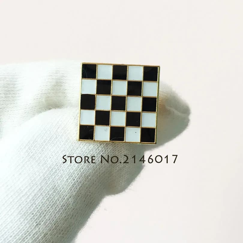 Masonic Bavero Spilla with Motivo a Scacchi Bianco e Nero, in Forma di Tappeto, con Motivi a Spilla, Pistola, Chiave, Mosaico, Pavimento, Stemma, Ghirlanda e Double Colonne