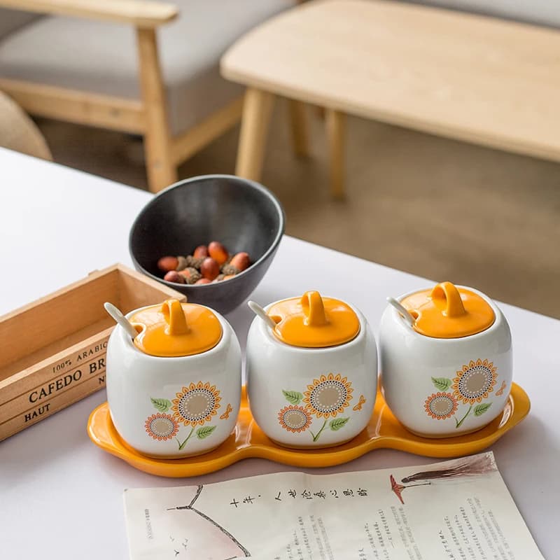 Bottiglia di spezie in ceramica Set di lattine per condimenti Scatola di immagazzinaggio Ciotola con coperchio Utensili da cucina Pentola per zucchero 3 ciotole con 1 supporto Set di contenitori per spezie