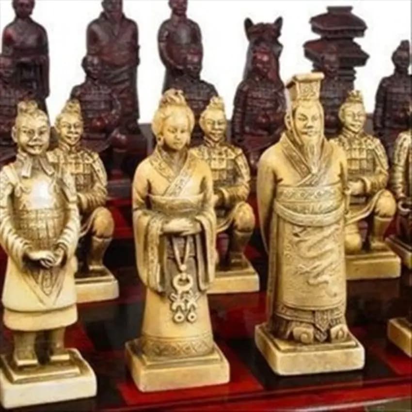 Un set di squisiti scacchi cinesi con statue di guerrieri Terra-Cotta da 32 pezzi con scatola antica di Drago Phoenix