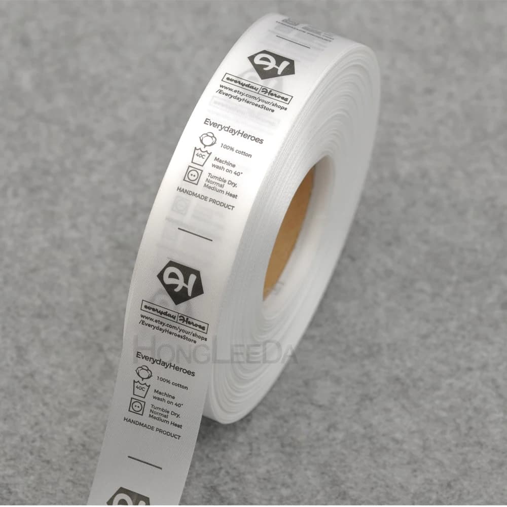 Larghezza 30 mm Design su misura Istruzioni bianche per il lavaggio dell'indumento Etichetta per la cura Etichette per taglie di abbigliamento in raso Etichette lavabili in rotolo