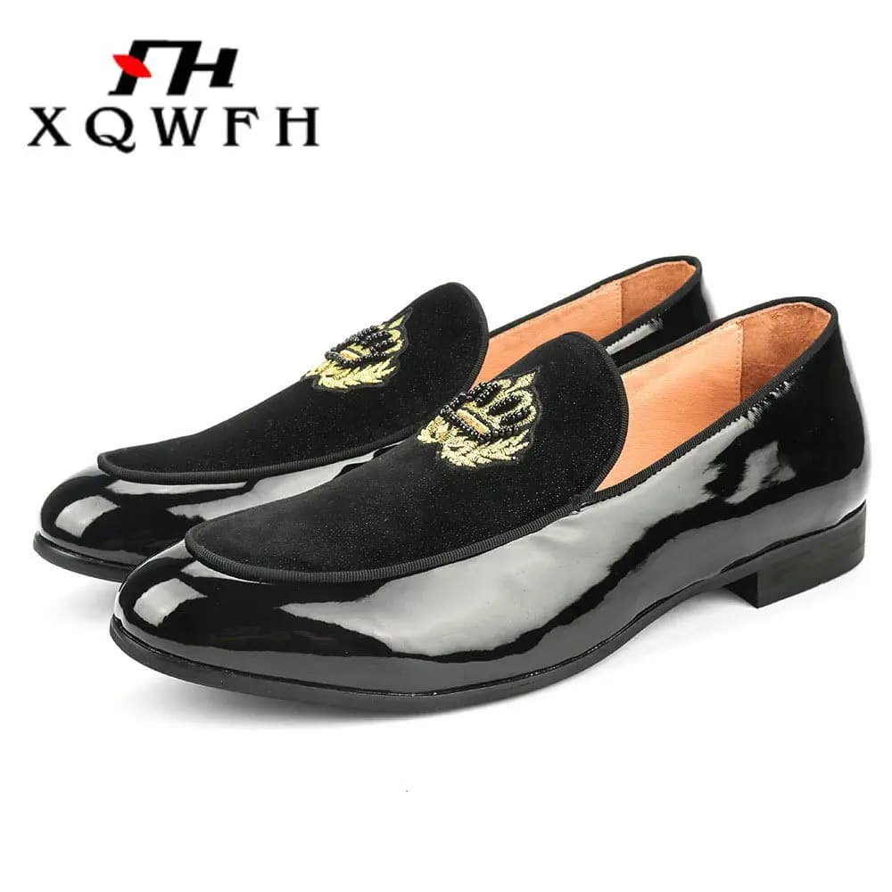 XQWFH uomo scarpe in pelle nera moda corona ricamo mocassini da uomo in velluto da sposa smoking scarpe eleganti appartamenti maschili pantofole