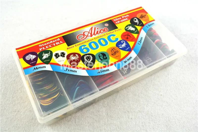 Lotti di 600 pezzi Alice Dodici Costellazioni Plettri per chitarra elettrica/acustica in celluloide 6 Spessore Scatola di plastica assortita