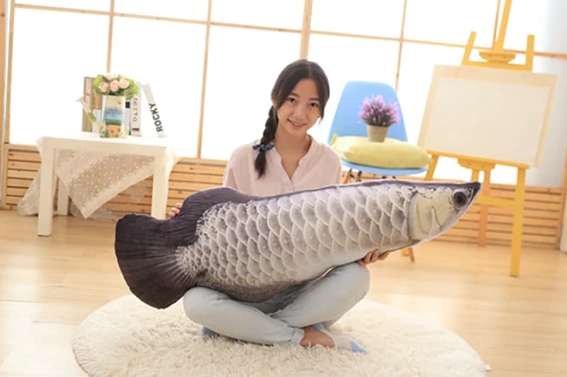 Peluche a forma di pesce argentato da 120 cm, morbido cuscino imbottito a forma di Arowana, regalo, nuovi arrivi dalla Cina, vendita all'ingrosso.