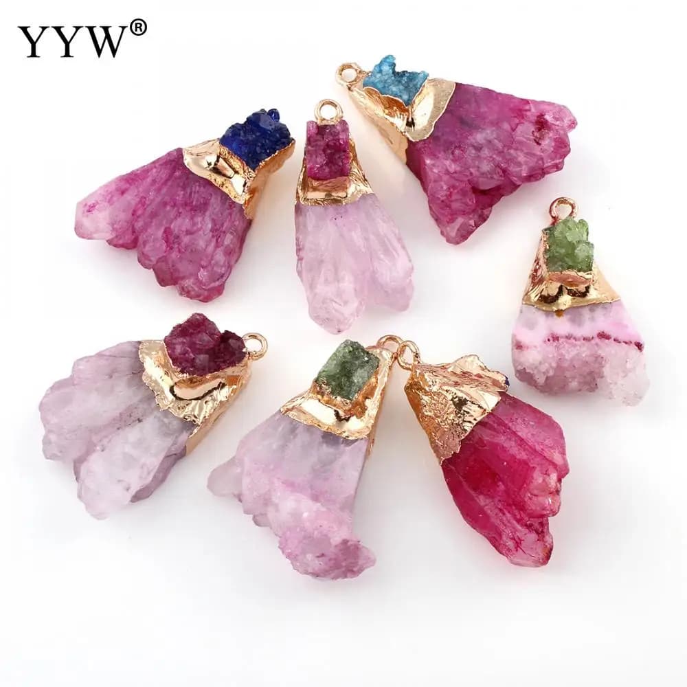 YYW 5PCS Ciondolo in agate di quarzo ghiaccio riempito in oro per gioielli collana 22x38mm Ciondolo Druzy in pietra di cristallo naturale di colore rosa rosso