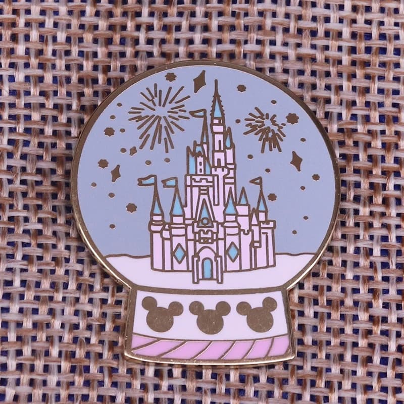 Magico castello globo di neve dello smalto pin fantasy sfera di cristallo spilla posto felice in infanzia gioielli pastello pin Di Natale scherza il regalo
