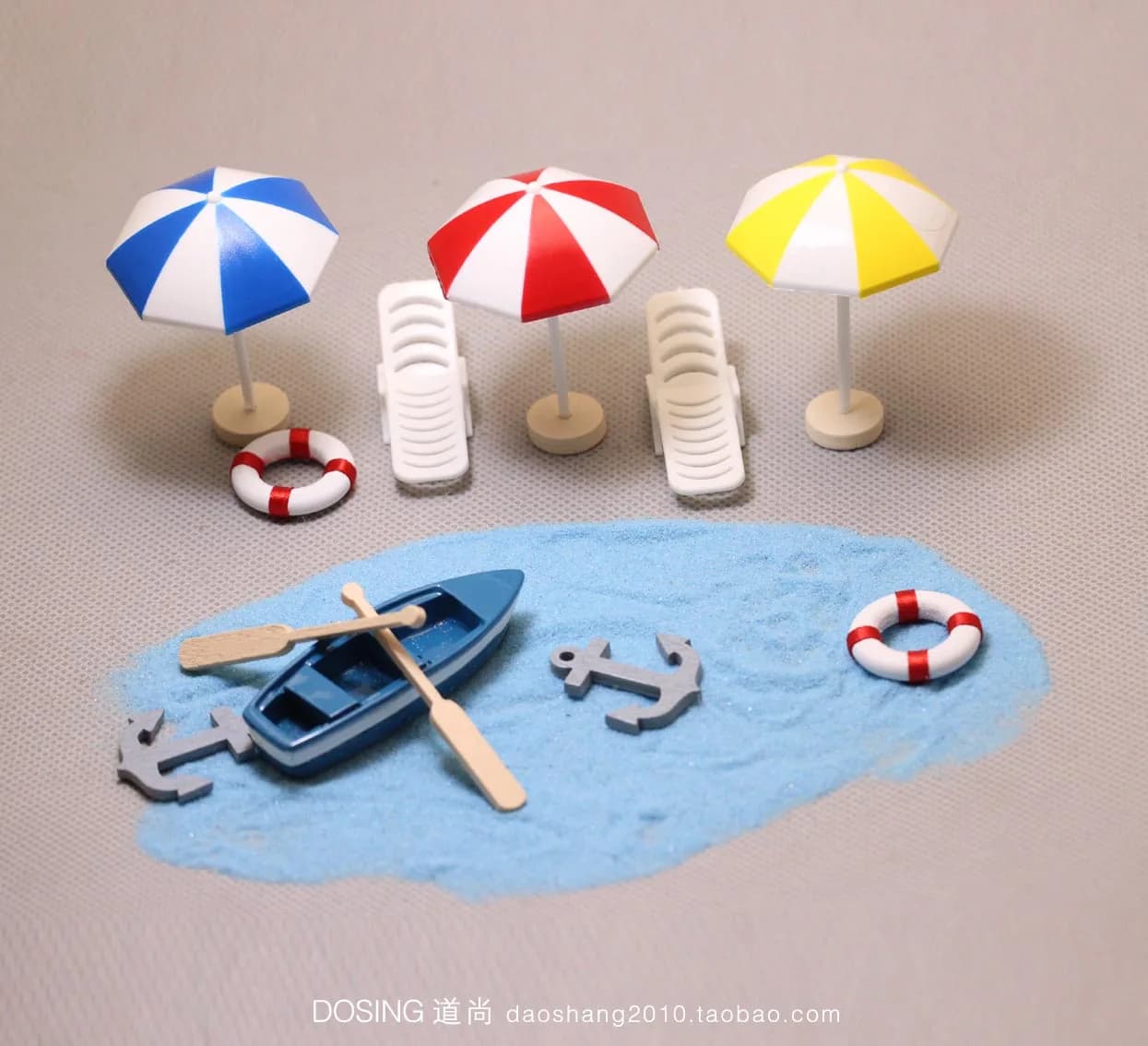 In miniatura Modello di Simulazione Carino Sulla Spiaggia spiaggia Figurine piccola barca ombrellone ancoraggio bambola Action Figures Giocattoli Per Bambini Complementi Arredo Casa
