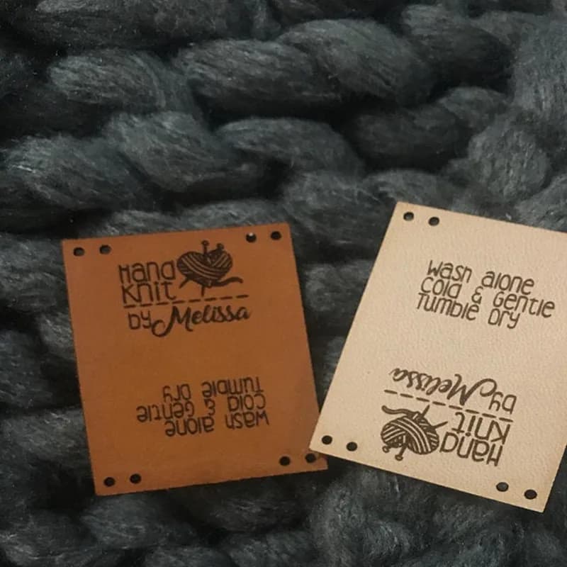 30 etichette in pelle personalizzate per articoli fatti a mano Etichette per vestiti cucite su maglieria con logo del marchio Toppa per cappelli all'uncinetto con coperta ripiegabile