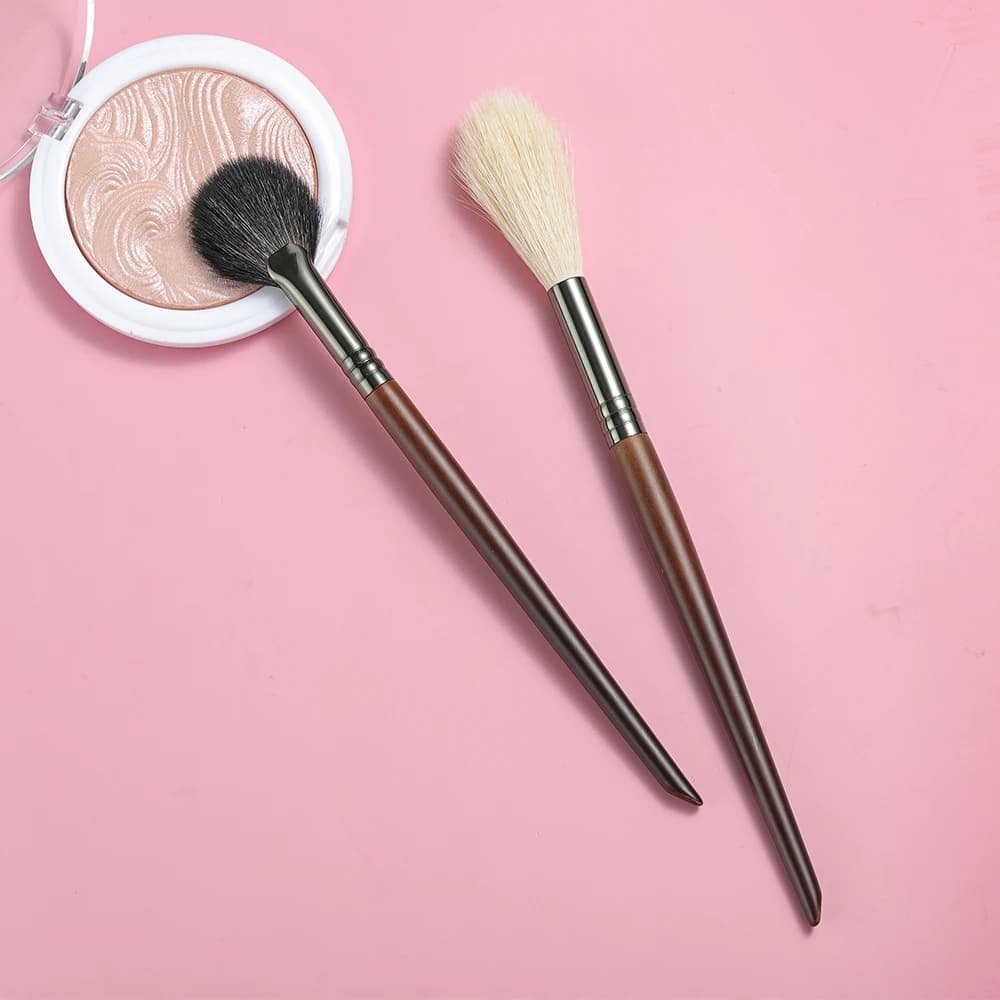 OVW 2PCS Capelli di capra Forma di fiamma Pennello per evidenziare Morbido professionale Ventilatore per il viso Pennelli per trucco Set Cosmetici di bellezza Strumento Maquiagem