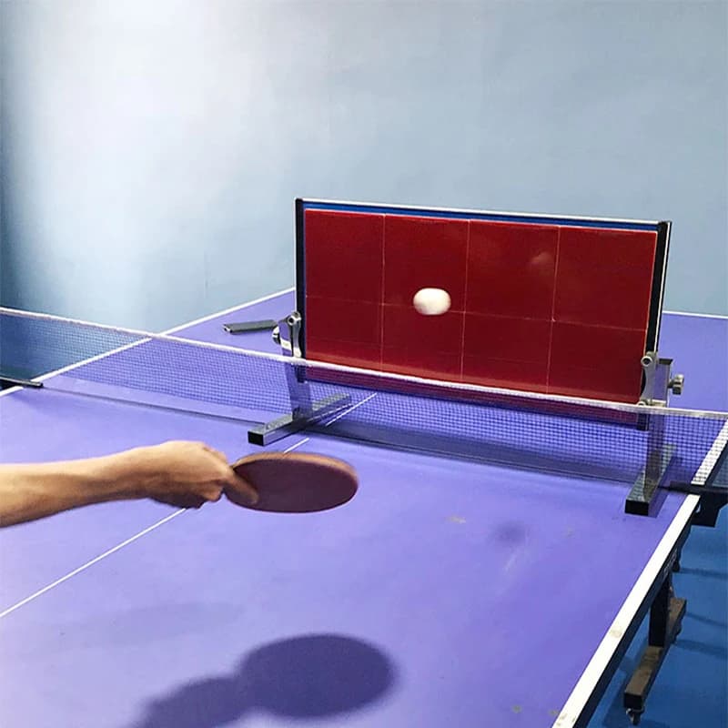 Tavolo da ping pong con rimbalzo automatico per allenamento individuale, attrezzatura e accessori per l'allenamento con la palla da ping pong.
