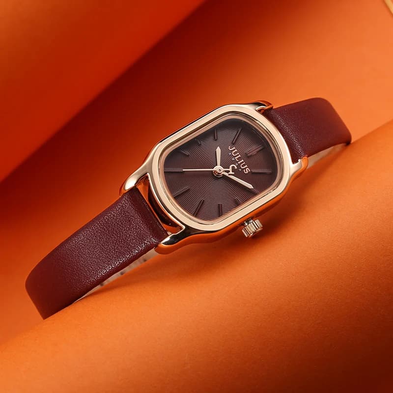 New Women of the Lady of the Vigilance of Japan Stylish Quartz Small Fashion Simple Earrings Heart Bracelet King