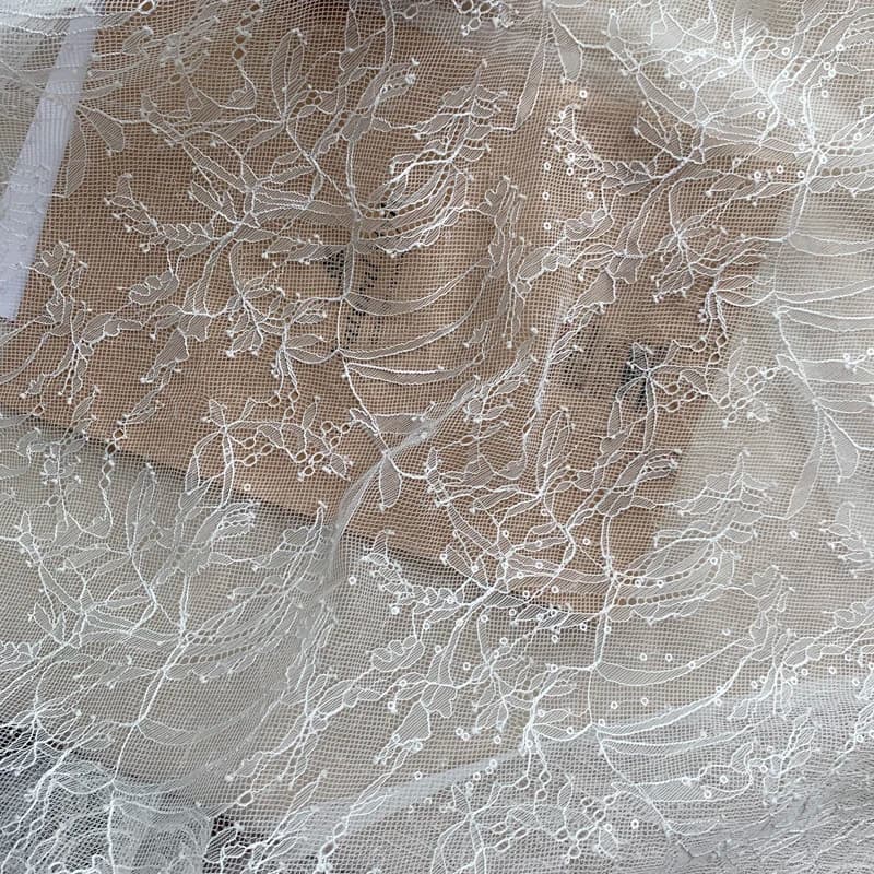 Delicato 150 cm di larghezza bianco sporco francese pizzo Chantilly ragazze signora costume pizzo con paillettes lucido abbigliamento cucito pizzo fai da te 1 metro