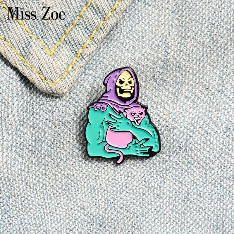 Skeletor viola cappuccio smalto spilla scheletro e gatto distintivo spilla personalizzata spilla per camicia cappello borsa gioielli gotici regalo per amico