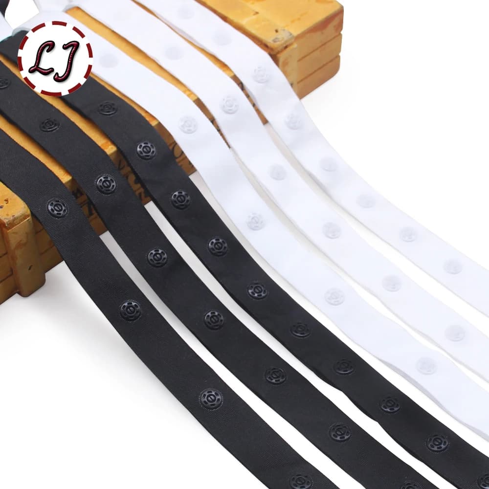 Nuovo arrivato 5yd/lot 18 millimetri nero bianco pulsante di plastica a scatto del nastro del nastro trim per il sacchetto di indumento accessori per il cucito scrapbooking FAI DA TE