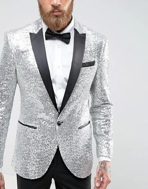 Un Pulsante Abiti Da Uomo Argento e Nero Sposo Smoking Peak Raso Risvolto Groomsmen Wedding best Uomo (Giacca + Pantaloni + Bow Tie) c686