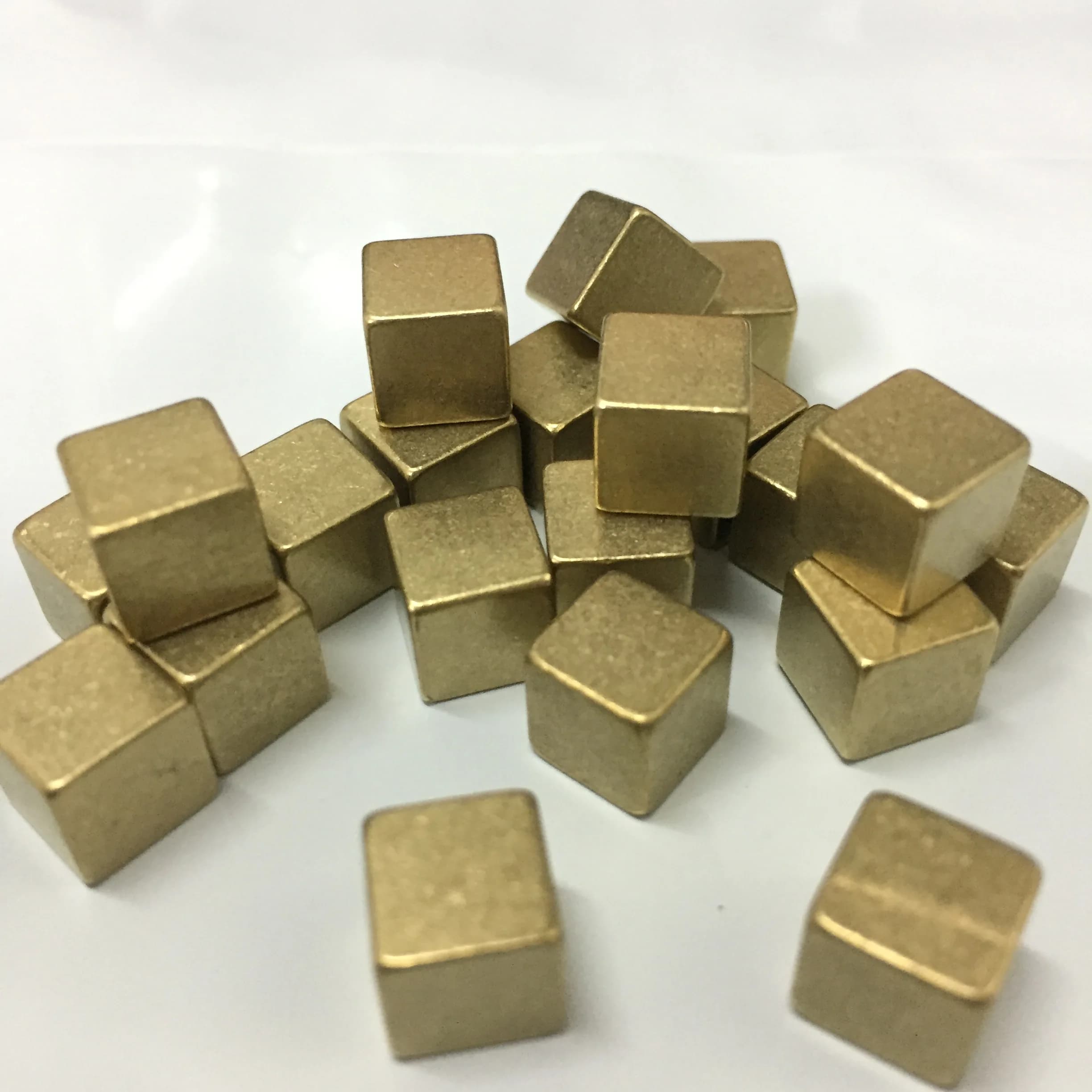 Di lusso 10 Pz/set 8 millimetri di Metallo di Rame Angolo Piazza Dadi Cubo Pezzo Degli Scacchi Ad Angolo Retto Cubo Per di Puzzle Gioco Da Tavolo