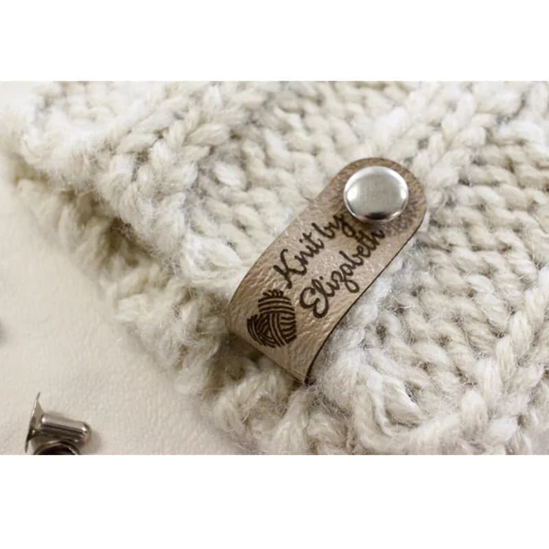 30 etichette fatte a mano per uncinetto, personalizzabili con logo, etichette in pelle per lavori a maglia, cucito, cappelli incisi, etichette per capi d'abbigliamento con rivetto