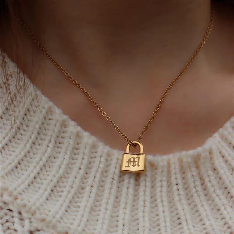Ciondolo con lucchetto color oro Collana con lettera inglese antica AZ Collane con serratura iniziale incise per donna Uomo Gioielli in acciaio inossidabile