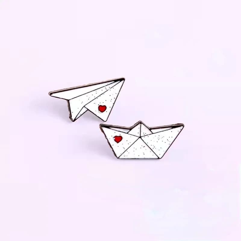 Custom Glitter Paper Plane Paper Boat Enamel Badge Cartoon Origami Brooch Paper Boat Lapel Pin Jewelry Gift for Friend Wholesale