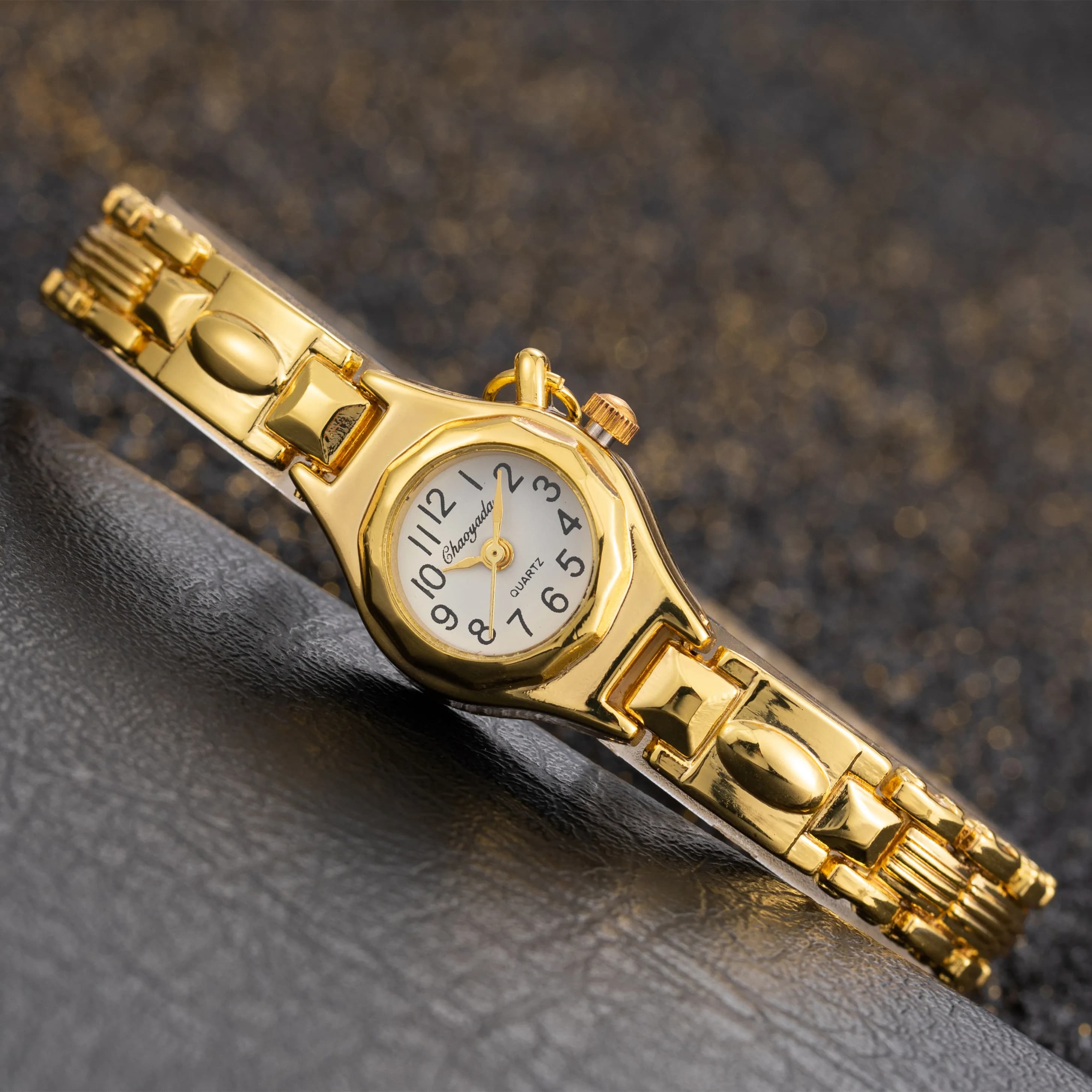 Women's wristwatch Gold bracelet Small dial Elegant watch with heart pendant Women's stainless steel wristwatch